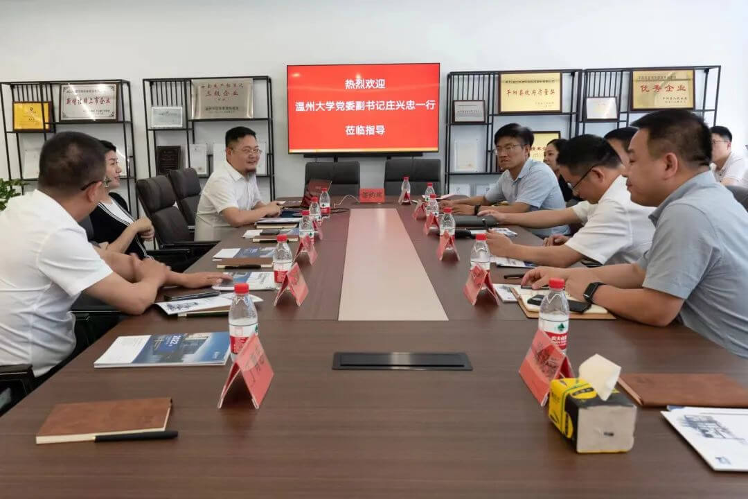 Zhuang Xingzhong, subsecretario del Comité del Partido de la Universidad de Wenzhou y su séquito visitaron Vnor Technology Exchange y completaron con éxito la ceremonia de firma de la escuela-empresa